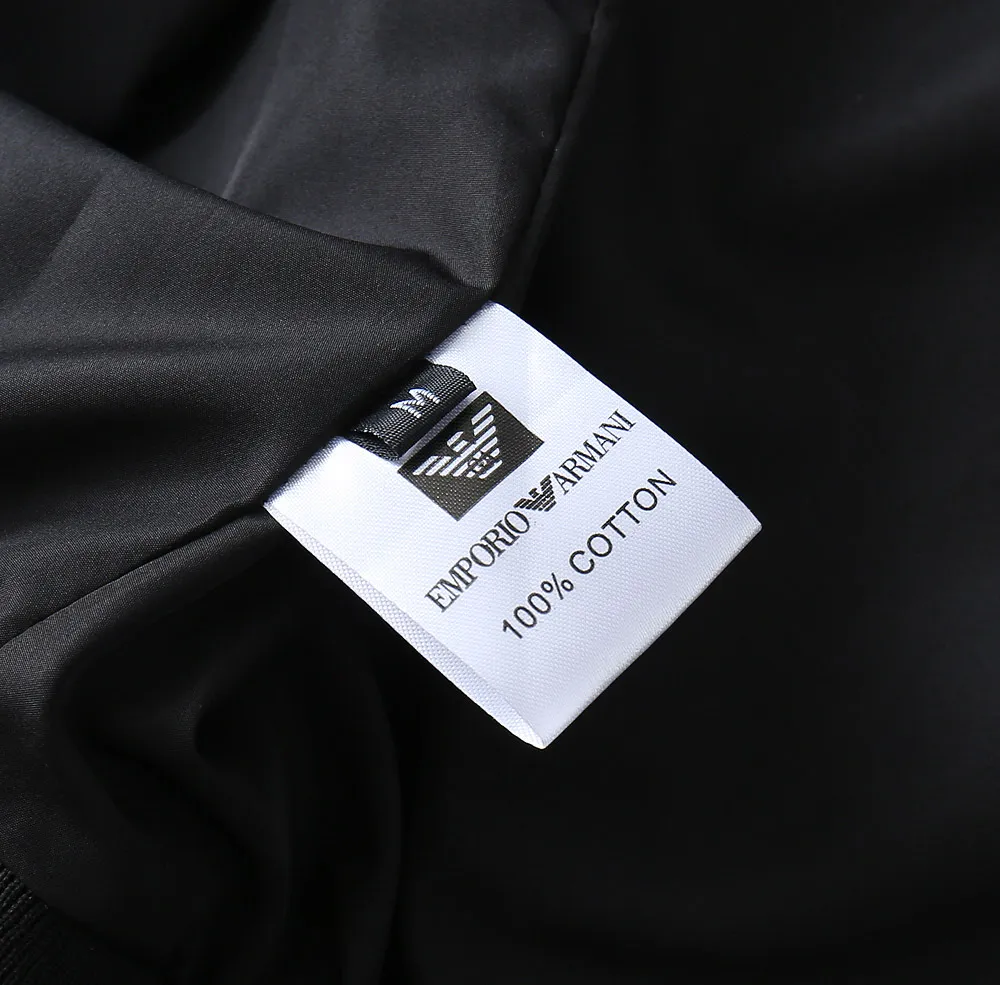Armani official website Same Style, complete with three labels, on sale in advance. 2026 Autumn and Winter New Arrival men's jacket, Original with complete three labels, Premium version. Custom-made fabrics at the counter. Breathable, high comfort, impeccable details, brand element design concept, reflecting high quality. It feels delicate and soft, presents a casual cut, and has a great upper body shape. Sizes: M～3XL,